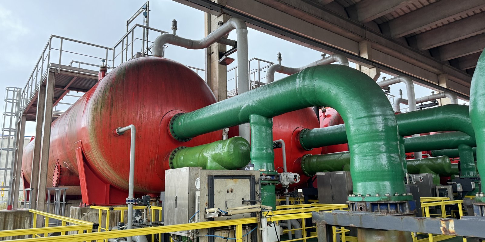 Depósitos rojos y tuberías verdes en la desaladora del Prat de Llobregat (Barcelona)