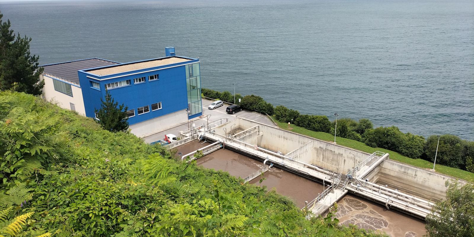 Depuradora de aguas residuales de Ondarroa (Bizkaia), con el reactor biológico en primer plano