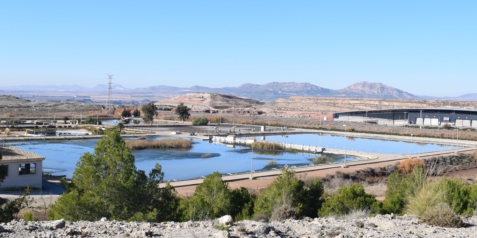 Balsas de la depuradora de Villena (Alicante), con sierras al fondo