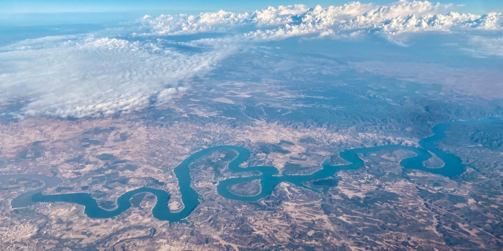 Vista aérea del embalse de Mequinenza, en el río Ebro, con los Pirineos al fondo