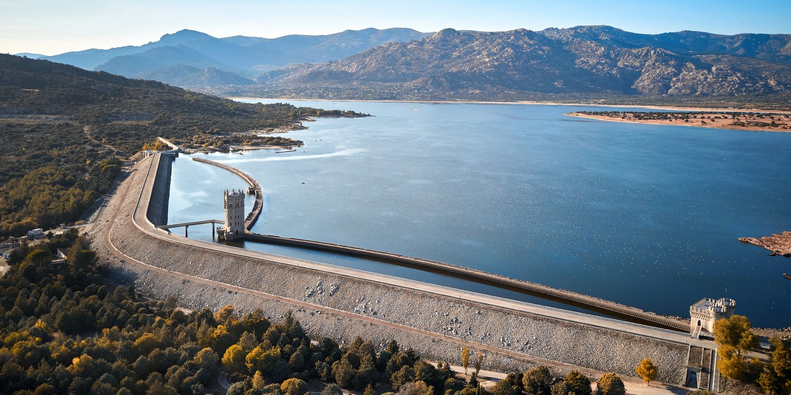 Vista aérea del embalse de Santillana y su presa, en Manzanares el Real (Madrid)