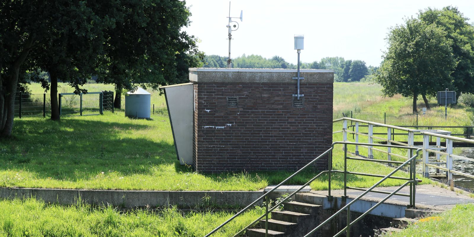 Estación de medida de la calidad del agua junto al río Ems, en Papenburg (Alemania)