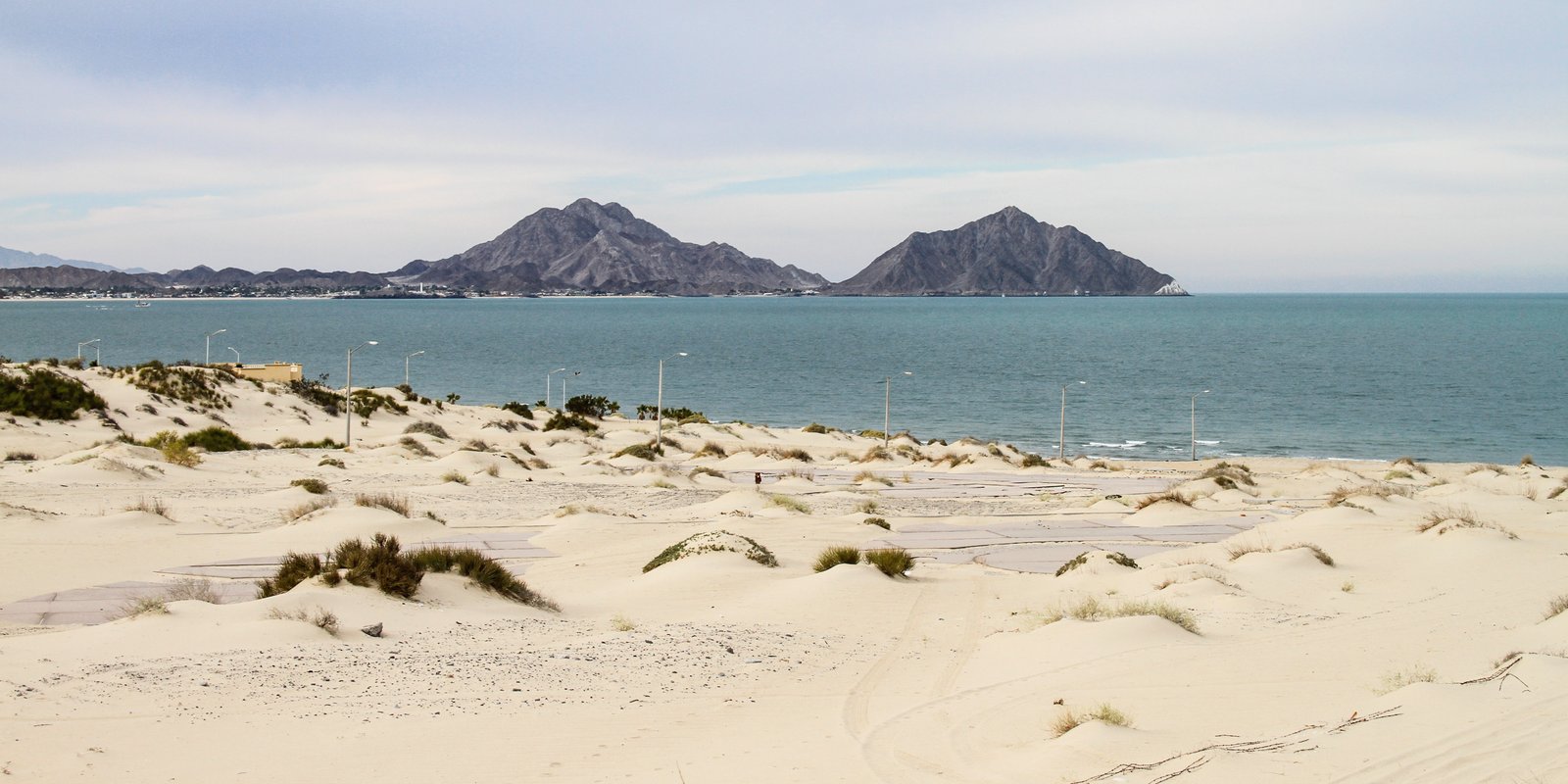 Dunas y costa del mar de Cortés en San Felipe (Baja California, México)